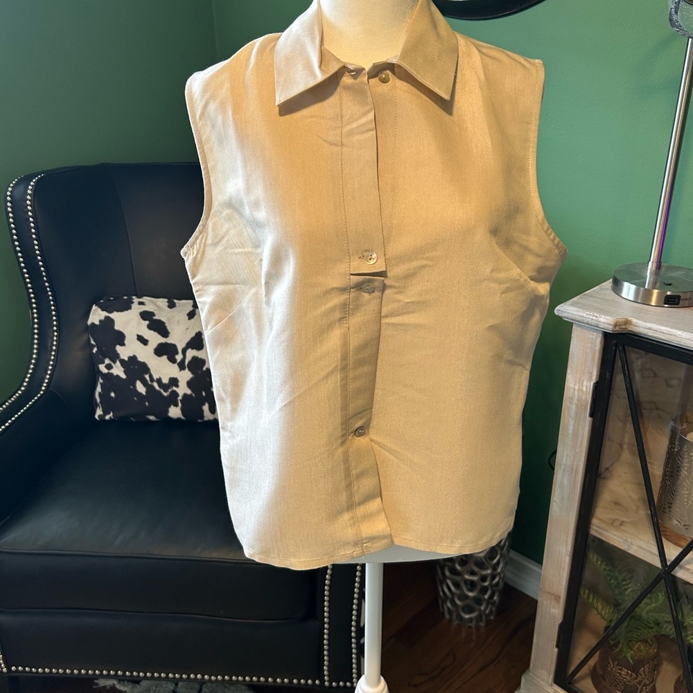 Cream Sleeveless Button Down Shirt with Dress Collar